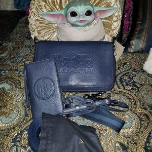 COACH signature Jes Messenger Navy Blue EUC, straps & wallet NWT